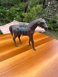 Cavallo in pelle con inserti in metallo