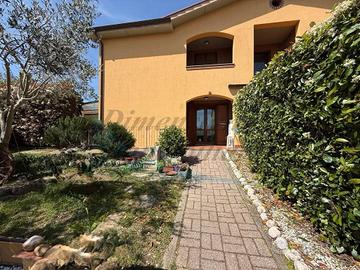 Villetta a schiera di 135 m² con 5 locali e box au