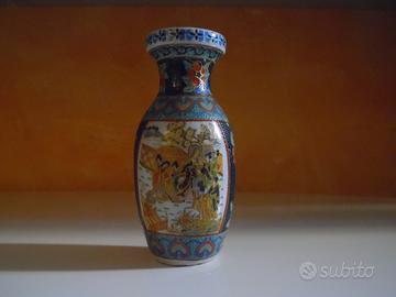 VasoMedieDimensioniInCeramicaOrientaleDipintoaMano