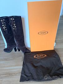 Tod’s – Stivali alti in camoscio marrone
