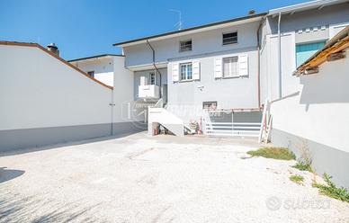 PORZIONE DI CASA RISTRUTTURATA SU DUE LIVELLI CON
