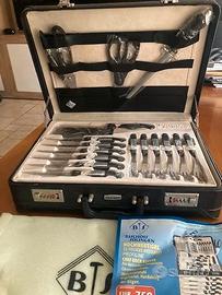 Set di posate in valigia di pelle con combinazione