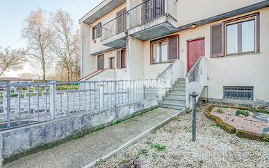 VILLETTA A SCHIERA CON 3 CAMERE DA LETTO E GIARDIN