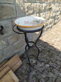 antico lavabo in ferro con ciotola in ceramica 