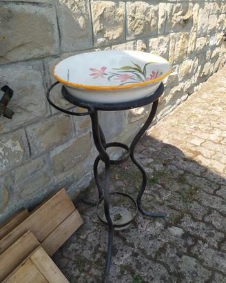 antico lavabo in ferro con ciotola in ceramica 