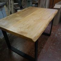 Tavolo in legno di cedro effetto spazzolato