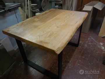 Tavolo in legno di cedro effetto spazzolato