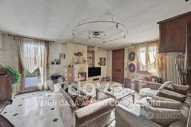 Casa indipendente di 300 m² con 5 locali e box aut