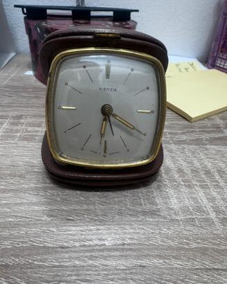 Orologio sveglia vintage a molle da scrivania