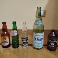 Cinque bottiglie d'epoca di birra, gassosa e acqua