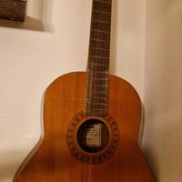 chitarra vintage in legno