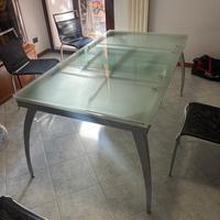 Tavolo in vetro allungabile (fino 12 posti)