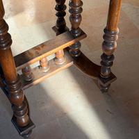 Tavolino antico in legno con gambe tornite