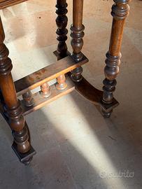 Tavolino antico in legno con gambe tornite
