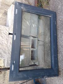 Finestra completa di telaio e vetro in PVC 