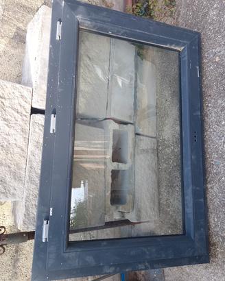 Finestra completa di telaio e vetro in PVC 