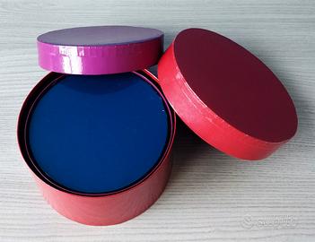 7 scatole rotonde colorate