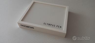 espositore olympus pen bianco