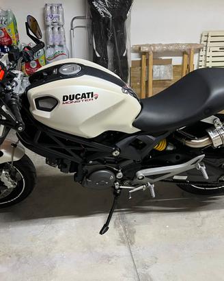 Monster 696