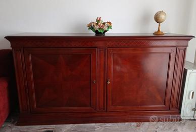 Tesoro d'Antiquariato: Elegante Credenza