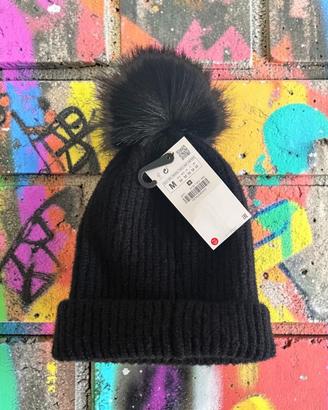 Cappello invernale nero a costine con pompon Zara