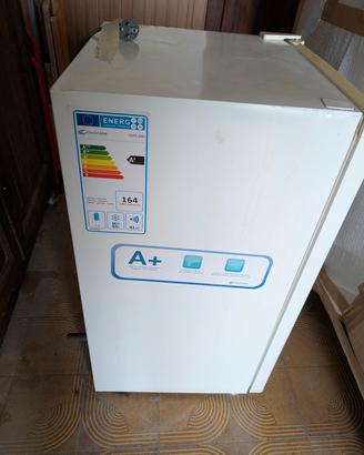 congelatore verticale a tre cassetti