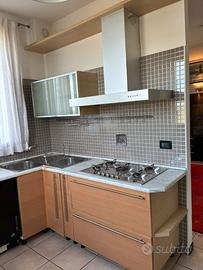 Cucina angolare con lavastoviglie,cappa e fornelli