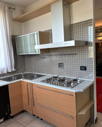 Cucina angolare con lavastoviglie,cappa e fornelli