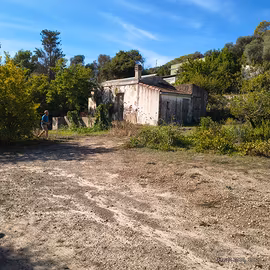 Abitazione e terreno