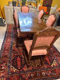 Tavolo e sedie antichi