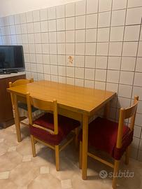 Cucina completa in legno con elettrodomestici