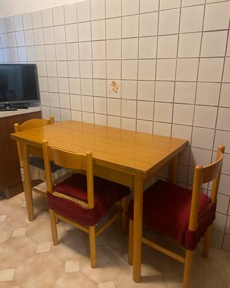 Cucina completa in legno con elettrodomestici