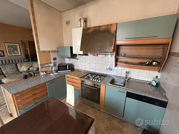 Cucina con top in granito