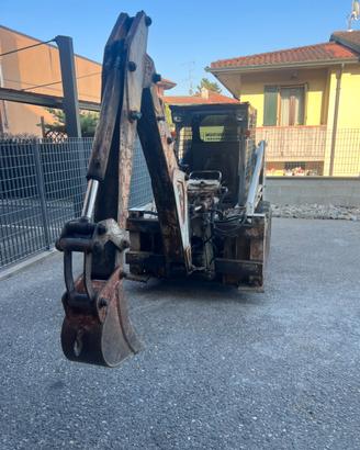 Bobcat 645 con braccio escavatore