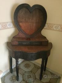 Pettiniera di legno a forma di cuore