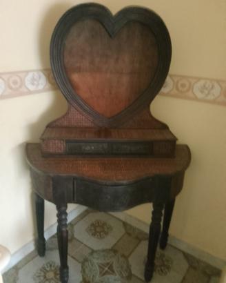 Pettiniera di legno a forma di cuore