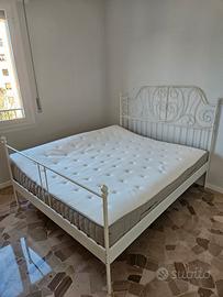 Struttura letto Ikea in ferro battuto bianco