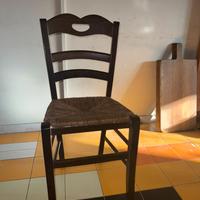 Sedia rustica in legno scuro con seduta impagliata