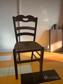 Sedia rustica in legno scuro con seduta impagliata