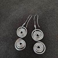 Coppia di orecchini fatti a mano in filo alluminio