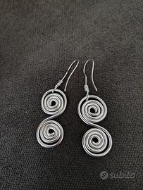 Coppia di orecchini fatti a mano in filo alluminio