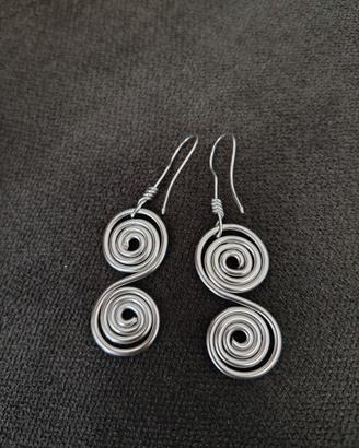 Coppia di orecchini fatti a mano in filo alluminio