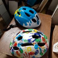 Coppia di caschi da bici.