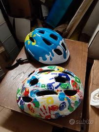 Coppia di caschi da bici.