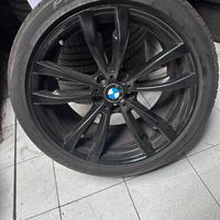 cerchi fucinati neri Pirelli 20" con 4 gomme