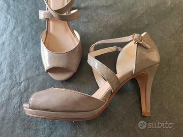 Sandali vernice beige