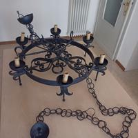 Lampadario in ferro battuto in stile medievale