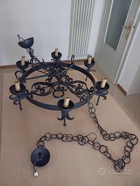 Lampadario in ferro battuto in stile medievale