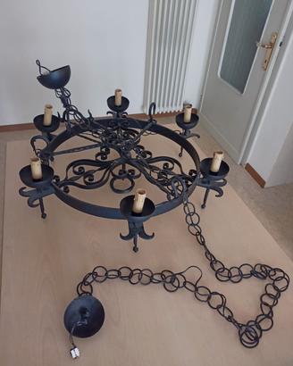 Lampadario in ferro battuto in stile medievale