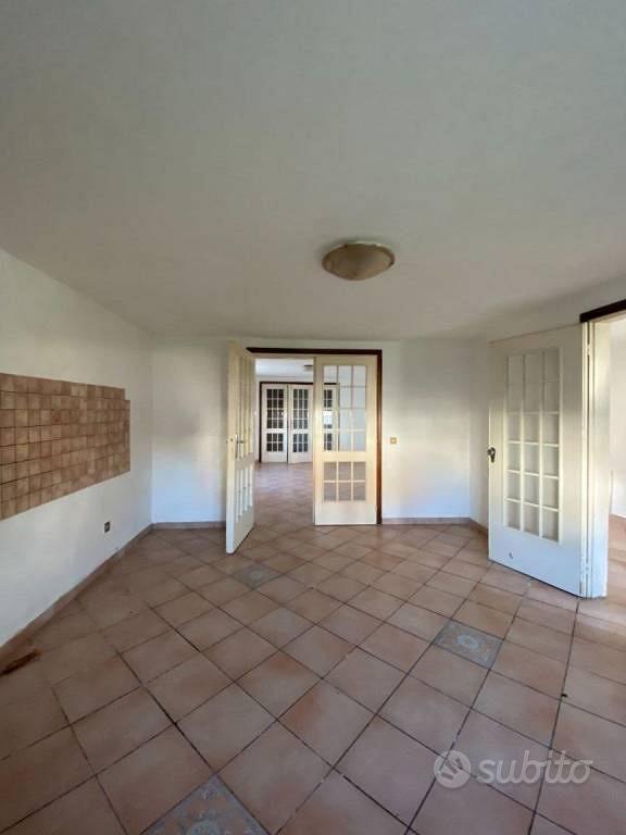 Villa di 208 m² con più di 5 locali e box auto dop - Altro